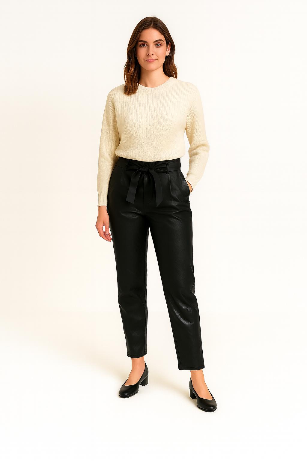 Pantalón P11 en poliéster elástico y viscosa, detalles modernos de piel ecológica, con calce cómodo Tallas 38–60